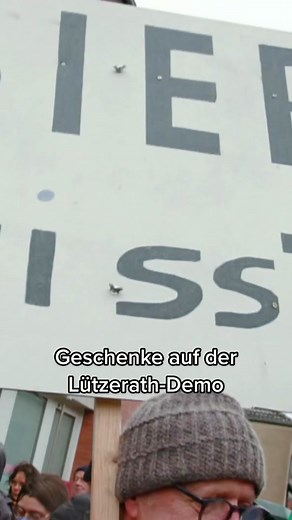 Lütze-Mützen und Bier für alle! #tvtotal #lützerath #demo #lützemütze #umfrage