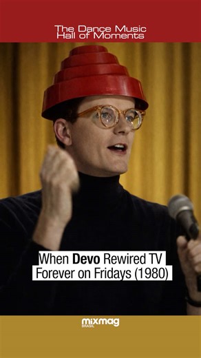 New Wave on TV ⚡️ New Wave na TV 📺 When Devo performed “Whip It” as the musical guest on Fridays in 1980, pop culture shifted in real time. With red energy domes, robotic precision and razor-sharp irony, Devo turned late-night television into a broadcast of new wave attitude. It was underground aesthetics colliding head-on with the mainstream, live on air. Quando o Devo apresentou “Whip It” como atração musical do Fridays em 1980, a cultura pop mudou ao vivo. Com capacetes vermelhos, movimentos