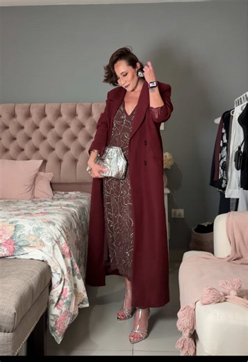 Outfit con abrigo y sandalias plateadas