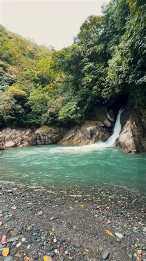 Emerald by Love | Colombian Emeralds on Instagram: "💍🗻 We believe love is built through meaningful experiences—moments that become lasting memories for our clients. 🍃💚This remarkable couple turned their love into a true journey by venturing into one of Colombia’s emerald mines, where the proposal took place under the demanding conditions that reveal the real value of an emerald: effort, patience, and overcoming obstacles. A truly one-of-a-kind experience and a memory that will last forever. 