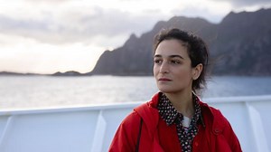 Review: Jenny Slate’s Latest Indie ‘The Sunlit Night’ is a Disappointingly Generic Story That Barely Explores Artistic Freedom