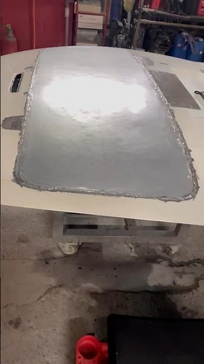 リアゲートに鉄板をハンダ付けでスムージング。#スムージング #リアガラス #ハイエース