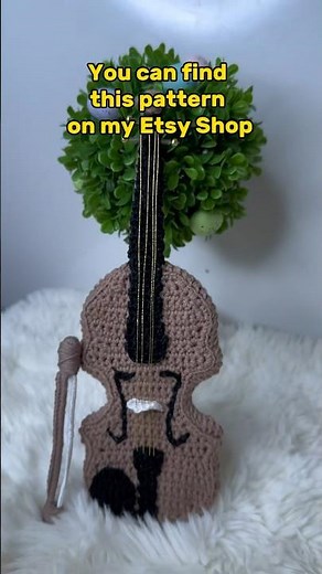 🎬 Watch yarn transform into a charming mini violin. Every stitch weaves a tale of creativity. 🧶✨