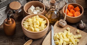 Hagyományos krumplifőzelék zellerrel bolondítva