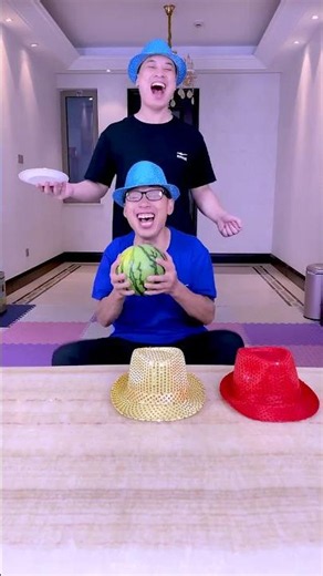 Guess the hat color challenge, who was hit by the cream？#FunnyFamily #PartyGames