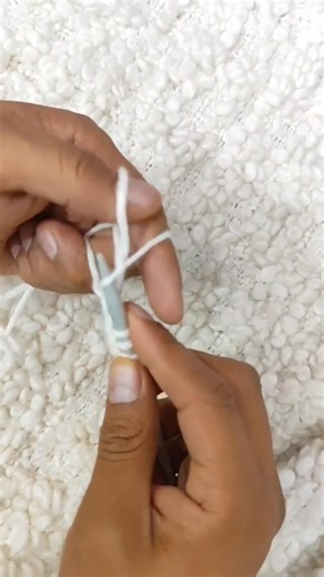 La traducción de "German twisted cast on" es montaje alemán retorcido o montaje retorcido alemán. Este es un método de tejido que crea un borde elástico y plano, conocido también como montaje de puntos retorcidos alemán. Otros términos relacionados: Old Norwegian cast on: Es otro nombre para el montaje alemán retorcido. Montaje con trenzado alemán: Se refiere a una variante del montaje alemán que produce un borde de puntos trenzados. ¿Qué es y para qué sirve? Método elástico: Es una técnica que,