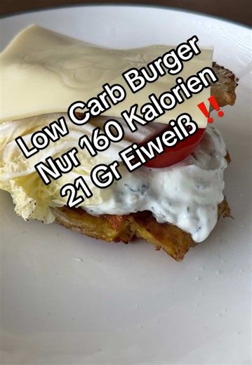 Kartoffel-Burger mal anders! Burger aus Quetschkartoffeln, gefüllt mit Skyr, sauren Gurken, Tomatenscheiben, Chinakohl, gegrilltem Hähnchen und einer Scheibe Käse. 💥 Nur 170 Kalorien , 21 Gr Eiweiß pro Burger Sättigend, eiweißreich und richtig lecker! Perfekt für alle, die genießen UND abnehmen wollen. So wird gemacht 🎊 Kartoffeln im Gareinsatz kochen 30 Min. / Varoma / Stufe 2 Anschließend die Kartoffeln im Kontaktgrill leicht quetschen und knusprig braten. 100 g Skyr mit saurer Gurke 3 Sek. 