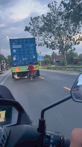 Blind spot atau titik buta adalah area di sekitar kendaraan yang tidak dapat terlihat oleh pengemudi, baik melalui kaca spion mau pun jendela #vidioviral | Ridwan Sudirman