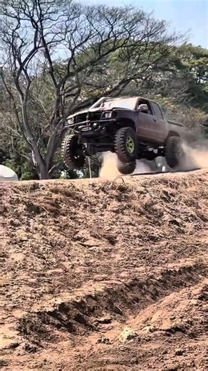 1992 toyota hilux fast drive in offroad test