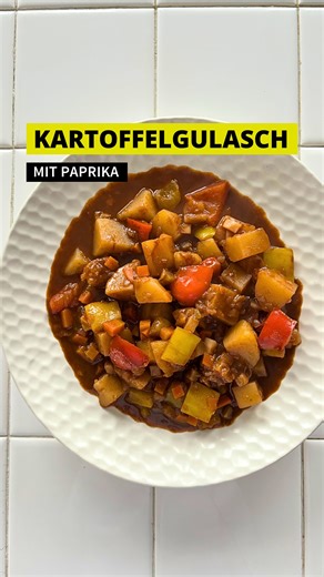 Perfekt für kalte Tage: ein warmes, deftiges Kartoffelgulasch! Hannes zeigt euch, wie er es zubereitet. 😍 Ihr braucht: 1,3 kg Kartoffeln 250 g Sellerie 300 g Karotte 1 Paprika, gelb 1 Paprika, rot 600 g Zwiebel, weiß 4 Flocken Butterschmalz 2 EL Tomatenmark 1 EL Piment gemahlen 1 EL Kümmel gemahlen 1 EL Paprika Edelsüß 1 EL Mehl, Typ 405 300 ml Rotwein 1,2 l Wasser 3 EL Gemüsebrühe ½ Zitrone 2 Knoblauchzehen 2 Lorbeerblätter Salz Pfeffer 💡 Den Gemüseschneider aus dem Video findet ihr hier: htt