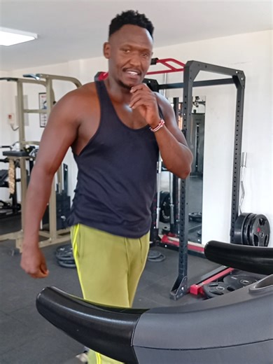 Stop spending all your time in the gym on the Treadmill if your goal is to tone or build muscles! You can do your cardio after weights, lifting is the main factor if you are trying to tone that body. But yes the treadmill will help you burn calories. #personaltrainer #gymmotivation #fitnesstips #treadmill #toning