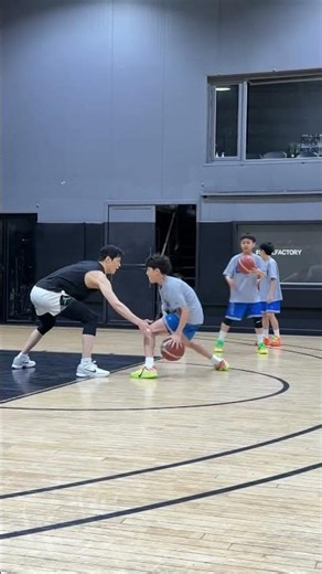 김선형 선수님과 영광의 1대1 당연히 졌지만 ㅎ 너무너무 즐거운 시간을 가졌습니다. 감사합니다♡#스킬팩토리주니어 #kcc이지스주니어 #김선형선수#1대1 농구