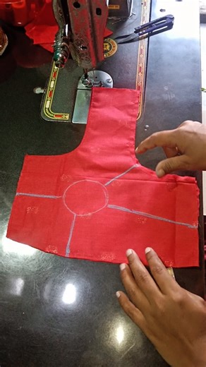 prity sharma on Instagram: "4 tucks blouse cutting and stitching #blouse #reelvideos #viral #trending"