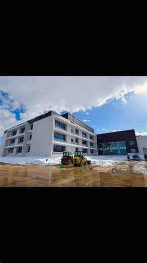 今日は今年4月に開校予定の米沢市立南成中学校の建設現場を市幹部の皆さんと視察しました。米沢2中と3中が統合して発足する南成中学校。米沢市の地元木材を使った明るい校舎です。 昨年の豪雪で遅れていた工事も建設各社の努力で予定通りの工程となりました。関係者の方々に感謝申し上げます。 引き続き、4月に稼働する新しい給食センターを訪問。各調理室などを視察しました。各中学校の学校給食を担います。米沢市は2年前から小中学の学校給食を完全無償化しています。新センターで、地産地消の美味しい給食を提供します。 #近藤洋介 #米沢市 #米沢市長 #南成中学校 #給食センター | 近藤洋介 事務所