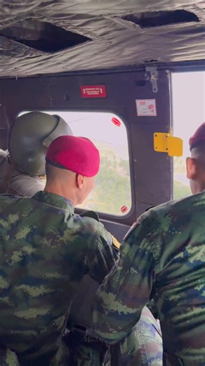 LRAD 500X (Long Range Acoustic Device) คือ อุปกรณ์ส่งคลื่นเสียงความดังสูงระยะไกล ใช้เพื่อ 🔊 สื่อสาร ⚠️ เตือนภัย 🚫 ควบคุมฝูงชน โดยไม่ต้องใช้กำลังทางกายภาพโดยตรง ใช้ทำอะไรบ้าง • 📢 ประกาศคำสั่งหรือคำเตือนในระยะไกล • 🚢 ใช้ในงานความมั่นคงทางทะเล ป้องกันการบุกรุก • 👮‍♂️ ใช้โดยทหาร ตำรวจ หน่วยรักษาความปลอดภัย • 🌊 ใช้เตือนภัยพิบัติ เช่น สึนามิ หรือเหตุ ฉุกเฉิน 🪖 รวมไปถึงใช้ในการลวงข้าศึก ข่มขวัญ ในเวลาเข้าตีและยึดที่หมาย จุดเด่นของ LRAD 500X • 🔈 ส่งเสียงได้ไกลหลายร้อยเมตรถึงหลักกิโลเมตร • 🎯 เสี