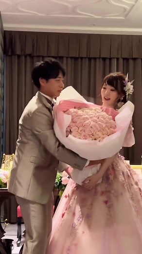 100本のバラの花束サプライズ🌹movie by grandair_officialさん🕊 #結婚式#サプライズ#花束#プロポーズ#見ちゃう動画#カップルの日常