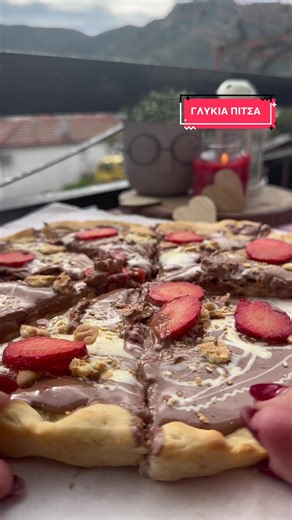 Γλυκιά πίτσα, μια πραγματικά ωραία πρόταση για του Αγίου Βαλεντίνου. Απλή, γλυκιά και ιδανική για να τη μοιραστείς με αυτόν που αγαπάς. 🍫❤️ ΥΛΙΚΑ: 250 γρ αλεύρι (ίσως πάρει λίγο παραπάνω) 4γρ μαγιά (μισό φακελάκι) 160 ml νερό 1 κ.σ λάδι Μισό κ.γλ ζάχαρη Μισό κ.γλ αλάτι #dishoftheday #πιτσα #pizza #σοκολατα #chocolate