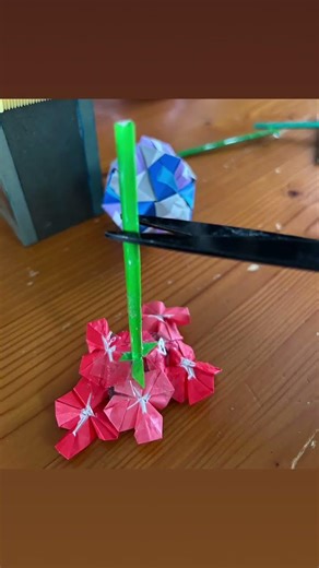 折り紙のパーツが揃ったあとは組み立てるだけ…