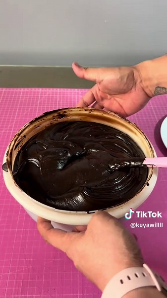 Mastering Chocolate Ganache for Smooth Cake Edges