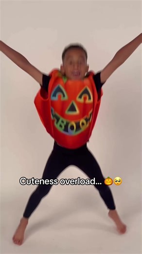 Give 'em pumpkin to talk about with this adorable Halloween costume 🎃 We are obsessed 😍 #asda #halloweenfancydress #georgeatasda @georgeatasda