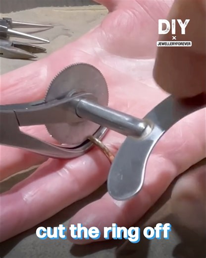 942K views · 334 reactions | How an old ring that won't come off is cut off  | Do It Yourself | Facebook