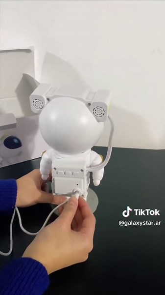 Transforma cualquier habitación en un universo personal con nuestro Proyector de Estrellas con forma de Astronauta. Diseñado para ser fácil de usar y llenar el espacio con maravillas cósmicas, este dispositivo ofrece control total sobre tu experiencia estelar. ✅ Fácil de Utilizar: Simplemente conecta el proyector a través de USB y controla todas las funciones con el control remoto incluido o directamente desde la espalda del astronauta. ✅ Control de Intensidad y Color: Ajusta la intensidad de la