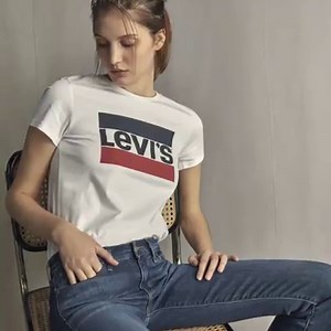 El poder de nuestra Perfect Tee “Sportswear Logo” Visitanos y conocé nuestra nueva colección. | Levi's