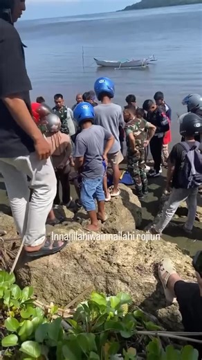 Mateng info on Instagram: "Breaking news : Warga Temukan Seorang Pria Tergeletak di Pantai Arteri, Mamuju (21/12/2025) Pagi. Dikabarkan Pria Tersebut Meninggal Dunia. Kronologi Belum diketahui. . . Sumber @aldisyaifullahh"