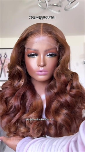 👇🏽 I get asked this a lot, what’s the curling wand I use? I use the T3 and this particular styler is a 1.25 inch curling iron, but let me be honest, it’s not all about the tool. The technique matters too! You can use any curling iron you have, even the BaByliss one is another favourite of mine. Just follow this same curling method and you’ll get the look 👌🏽 This wig is a glueless unit, styled and ready to wear straight out the box. If you want this exact look, send me a DM and I’ll send the 