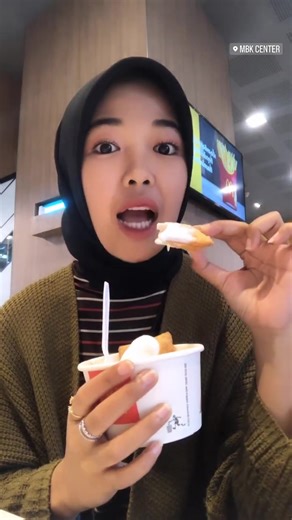 Menu Baru McD: Pinkie Peach Pineapple Pie di Bangkok