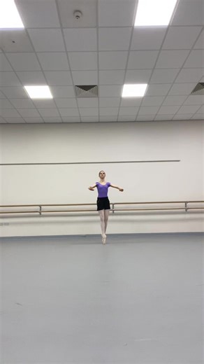 Happy December 3rd 🎄🩰 working on my fouettés en pointe during my free lesson today 💜#christmas #fouettes #pointeshoes #ballet #fulltimetraining