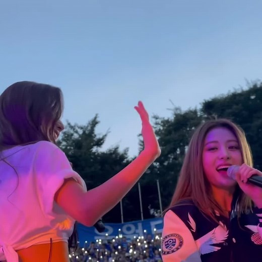 Yunjin Captivates Audience at Outdoor Concert