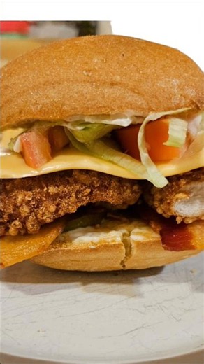 Craving a delicious and crispy gluten-free chicken tender sandwich! 🥪
