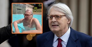 Vittorio Sgarbi riunisce la giunta di Arpino in piscina: “Qui per non perdere il piacere dell’estate"