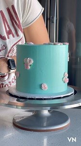 This simple little floral teal cake! #cakedecorating #cakedesign #cakevideo #caketrends #caketutorial #piping #buttercreamcake #buttercream #treatsbytay #birthdaycookies #birthdaygirl #birthdaycake #birthdaycakeideas #cakesoffacebook #Cake #buttercreampiping #reelsviral #momlife #homebaker #working-mom #letsbake #cake #cakereel | Treats by Tay