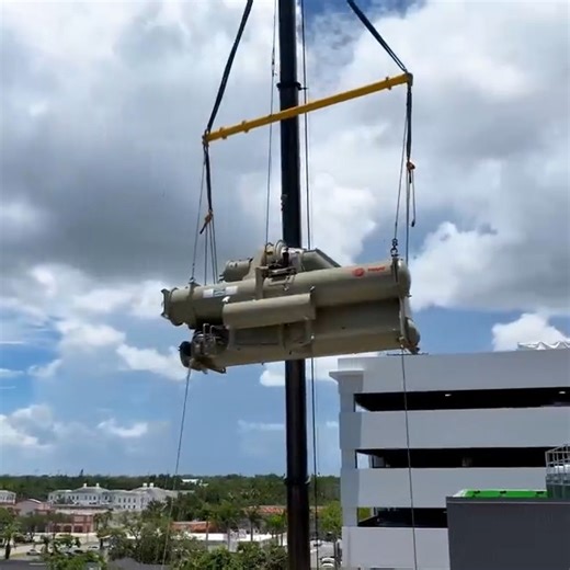 Lifting a new chiller unit into place requires precision engineering and expert rigging, a critical step in delivering maximum thermal management for the client. 🎥: Lavoranti on LinkedIn | Trane Commercial