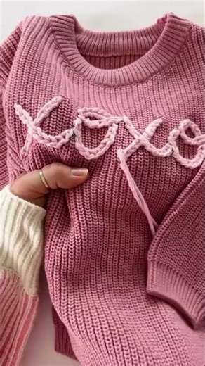 Sweater wool embroidery, simple text, the stitch technique is a universal chain stitch