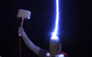 我用自制的雷神之锤，召唤到了闪电！【HackSmith】