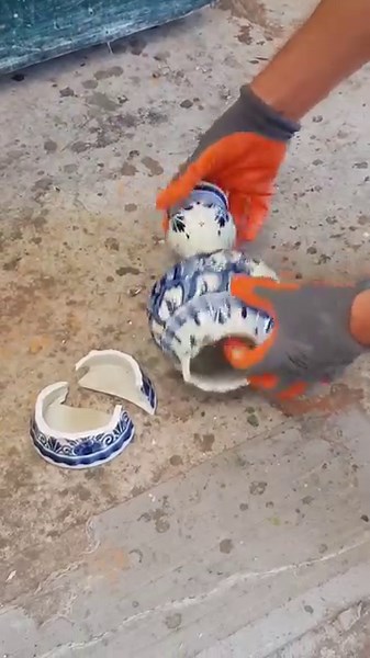 How to break a vase ❤️ ••• Follow @patrickbergsma.nl for more! | The Ceramic School