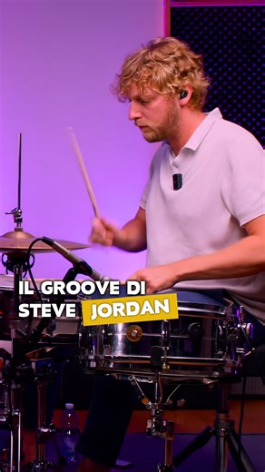 Vibly on Instagram: "Il charleston come motore del groove. In questo estratto @mer.phil spiega cosa rende unico lo stile di Steve Jordan: ottavi forti, micro-shuffle e un feel che nasce dal soul blues, lontano dal tempo rigido del rock o dell’elettronica. Un dettaglio che cambia completamente il modo in cui la musica scorre. Dalla masterclass Groove e stile a confronto: Steve Jordan e Steve Ferrone, in uscita oggi. Solo su Vibly 💜"