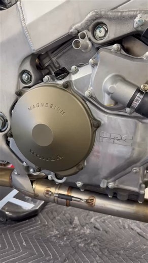 Yes….we are all geeking out over the RC51 Race bike that @honda_powersports_us asked us to sort out and get running. This is video number 2 with a little more detail on this super trick, exceptionally rare HRC RC51 / RVT1000R. Never thought I’d see one of these in person. Pretty epic! Speaking of Epic…. We have a RC213V-S arriving for iconicmotorbikeauctions.com on Saturday. The owner had his fun as he sourced it from Iconic a couple years ago but now it’s time to find it a new home. PS. This HR