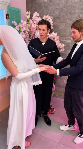 Hilarious Groom Prank with a Silly Mask! 😂👰‍♀️ #shorts