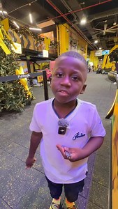 😎 Todos conocemos a Yanfri, el niño famoso que camina como hombre 😂💛 🎈 Hoy vino a Patolandia y se gozó dos juegazos: 💥 El de explotar globos del mismo color 🎯 Y el de lanzar flechas directo al círculo como un crack. 🦆 Ven tú también y pásala increíble en Patolandia 🤩🔥 | Patolandiaco