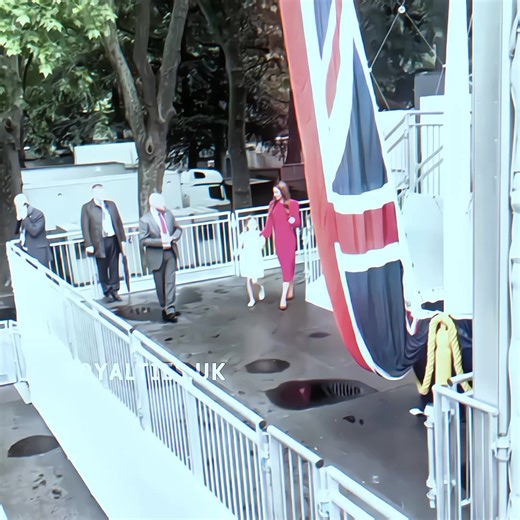 🪞 - This woman seriously looks like a model❤️‍🔥 #katemiddleton #uk #royalfamily #princessofwales #princesscharlotte