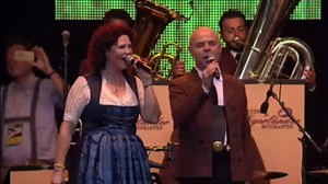 Wie es für uns ist beim Woodstock der Blasmusik zu spielen? Sehr emotional :) Allein bei der Begrüßung des phänomenalen Publikums läuft es uns kalt den Buckel herunter und es steht einem energischen Start nichts mehr im Wege. Einen der legendärsten Märsche unserer Orchestergeschichte haben wir für euch aufgehoben. Wir wünschen euch ein schönes Wochenende mit dem "Egerländer Musikantenmarsch"! **live, unveröffentlicht, ungefiltert und unbearbeitet aus der Mischpultsumme des Woodstock der Blasmusi