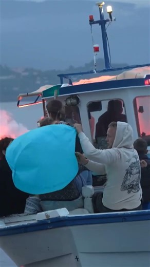 Η «Βραδιά των Ευχών» στην Κορώνη - Το μοναδικό έθιμο της Βαρκαρόλας