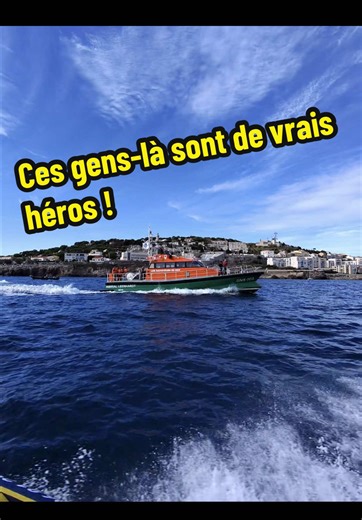 On croise les sauveteurs en mer en pleine manœuvre, avec une belle houle qui secoue le bateau. J’explique aux passagers que ces femmes et ces hommes sont des bénévoles, prêts à risquer leur vie pour aller secourir des marins en difficulté, sans aucune rémunération. Un engagement admirable, fondé sur l’altruisme et le courage. Pour moi, ils font clairement partie de mes héros, au même titre que les pompiers. #SauveteursEnMer #Respect #HerosDuQuotidien #Mer #Navigation