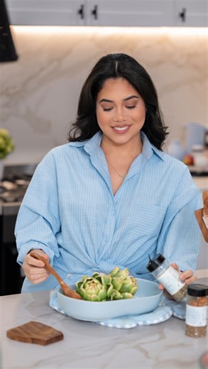 Nelle Halil | MKR Winner | Kitchen Creative on Instagram: "Crispy tempura veg using funky food box veggies 🤍 2 large carrots, 2 large zucchini & 2 large white onions, sliced into matchsticks. Tempura batter ¾ cup plain flour ¼ cup cornflour 1 egg 1–1¼ cups ice-cold soda water Pinch of salt Ice cubes to keep it cold I pour the smooth, light batter over all the veg, toss gently, then fry in loose batches in hot oil (175–180°C) until pale golden and crispy. Simple, crunchy, no waste 🌱✨ #kakiage"