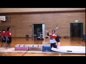 マット運動「前転とび」の指導法4 跳び箱を使って前方倒立回転下り