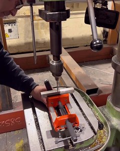 A versatile vice - The FEIN VERSAMAG Clamp and work anywhere: 🔸Safe and simple clamping of the components. Work accidents are minimised. 🔸Mobile and flexible use enables materials to be changed directly on site. 🔸Setup times are reduced thanks to the VersaMAG. 🔸The worker pays more attention to securing the workpiece thanks to the simple clamping principle. | Fein